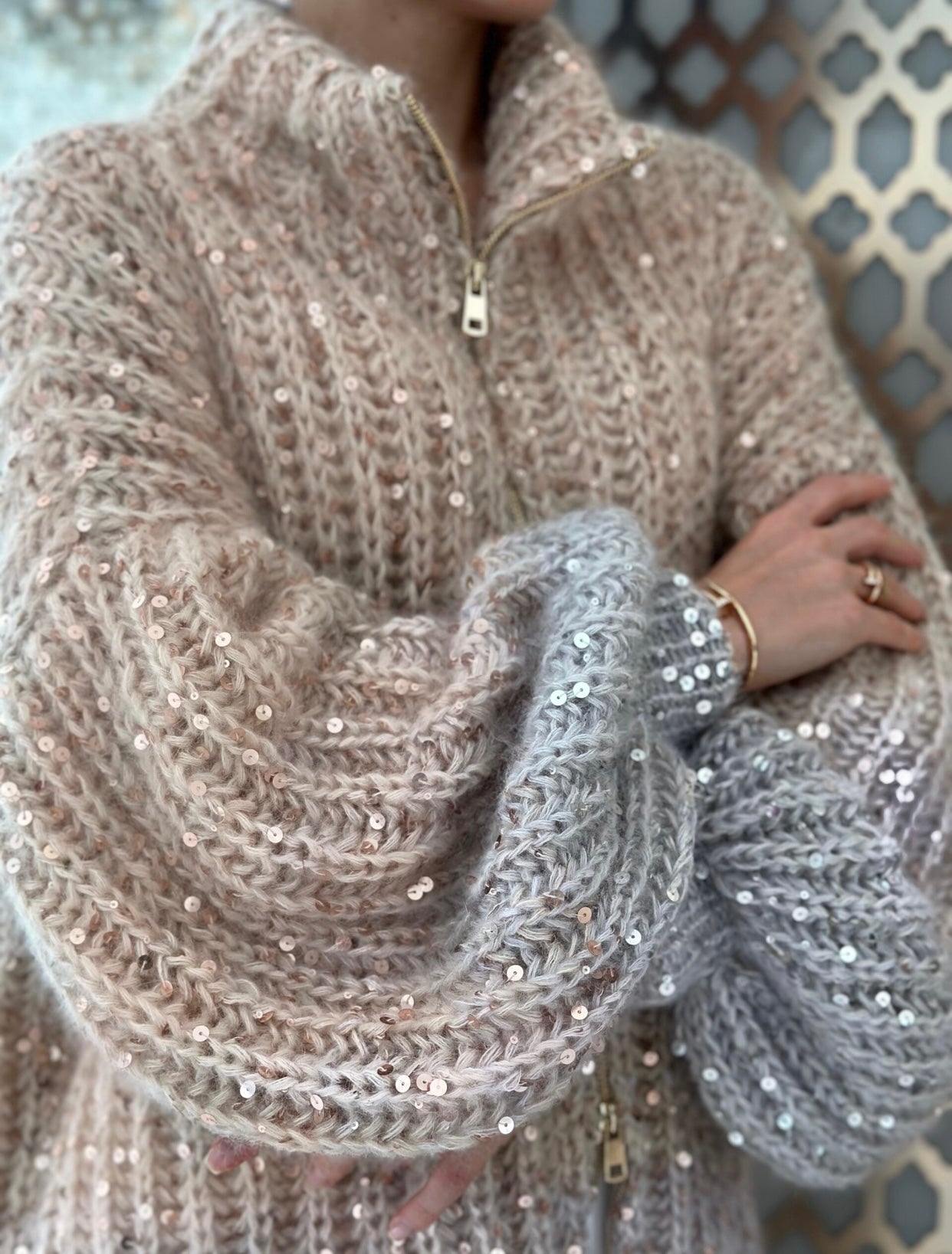 Damski sweter z cekinami – luźny fason