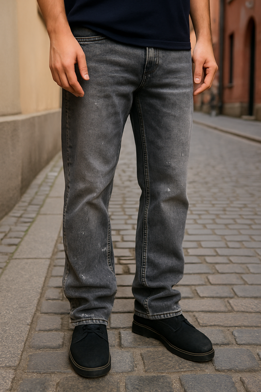 Męskie dżinsy z prostymi nogawkami – postrzępione wykończenie